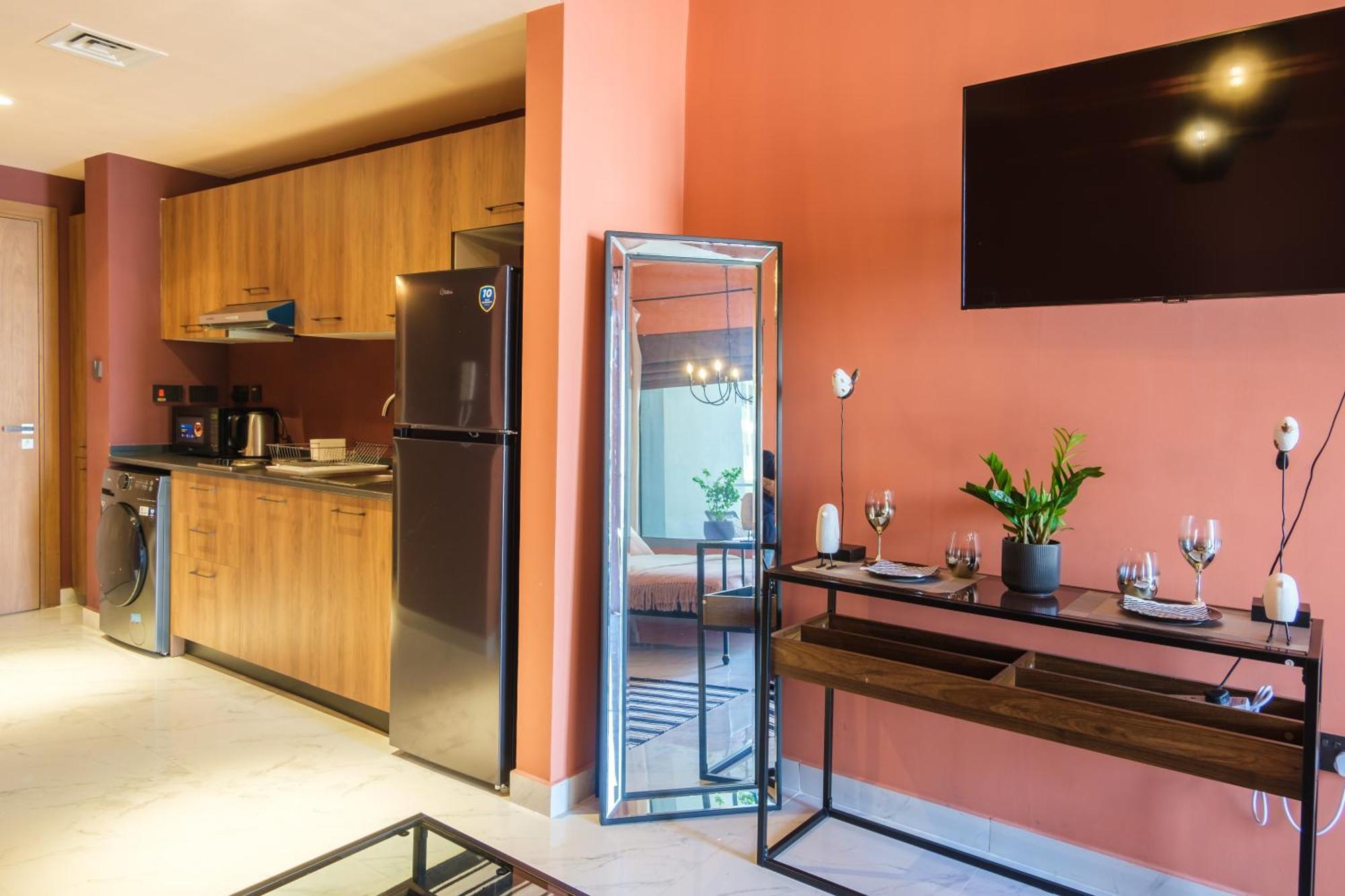 Poolside Charm Apartment Абу Даби Екстериор снимка