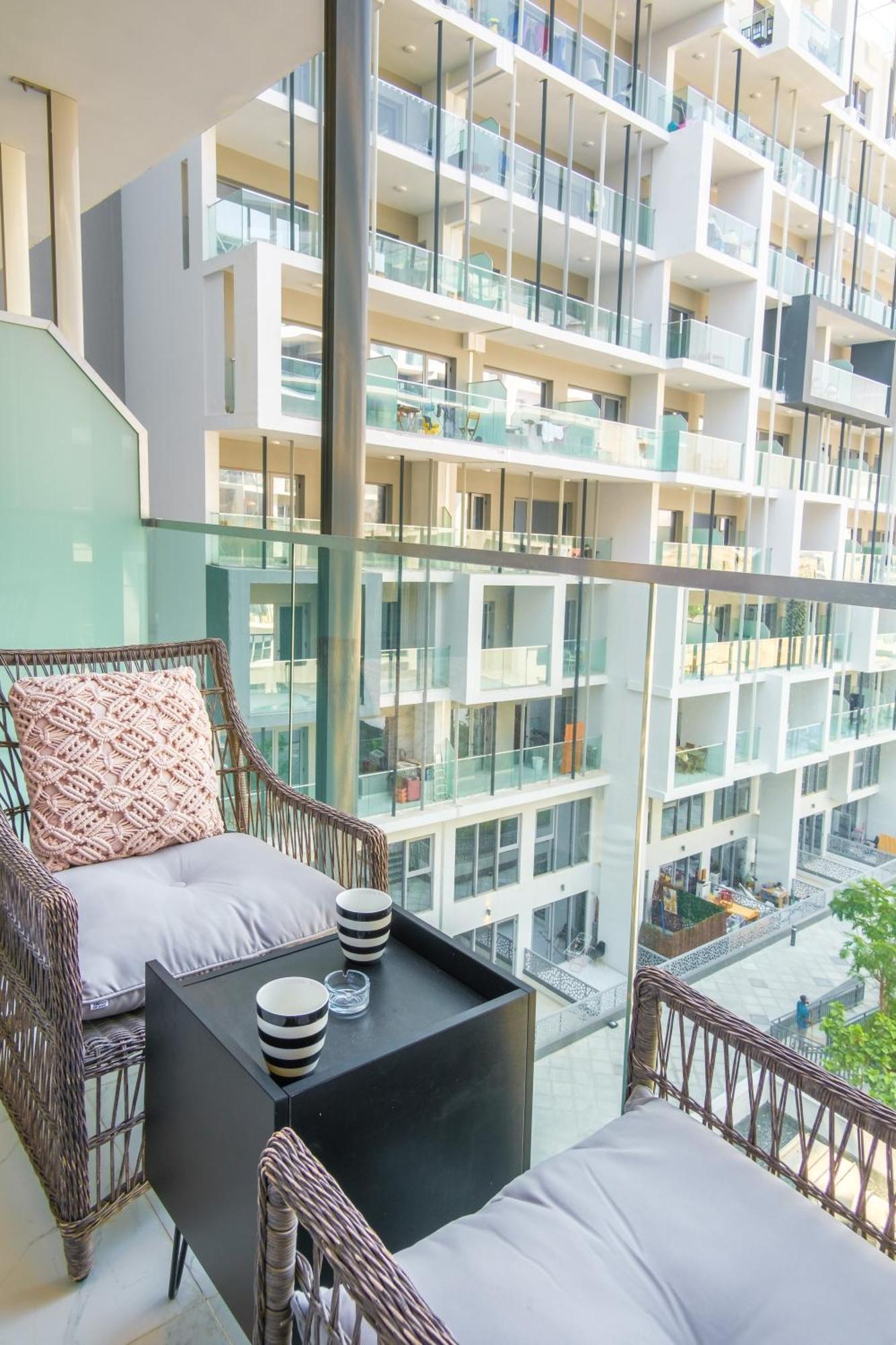 Poolside Charm Apartment Абу Даби Екстериор снимка