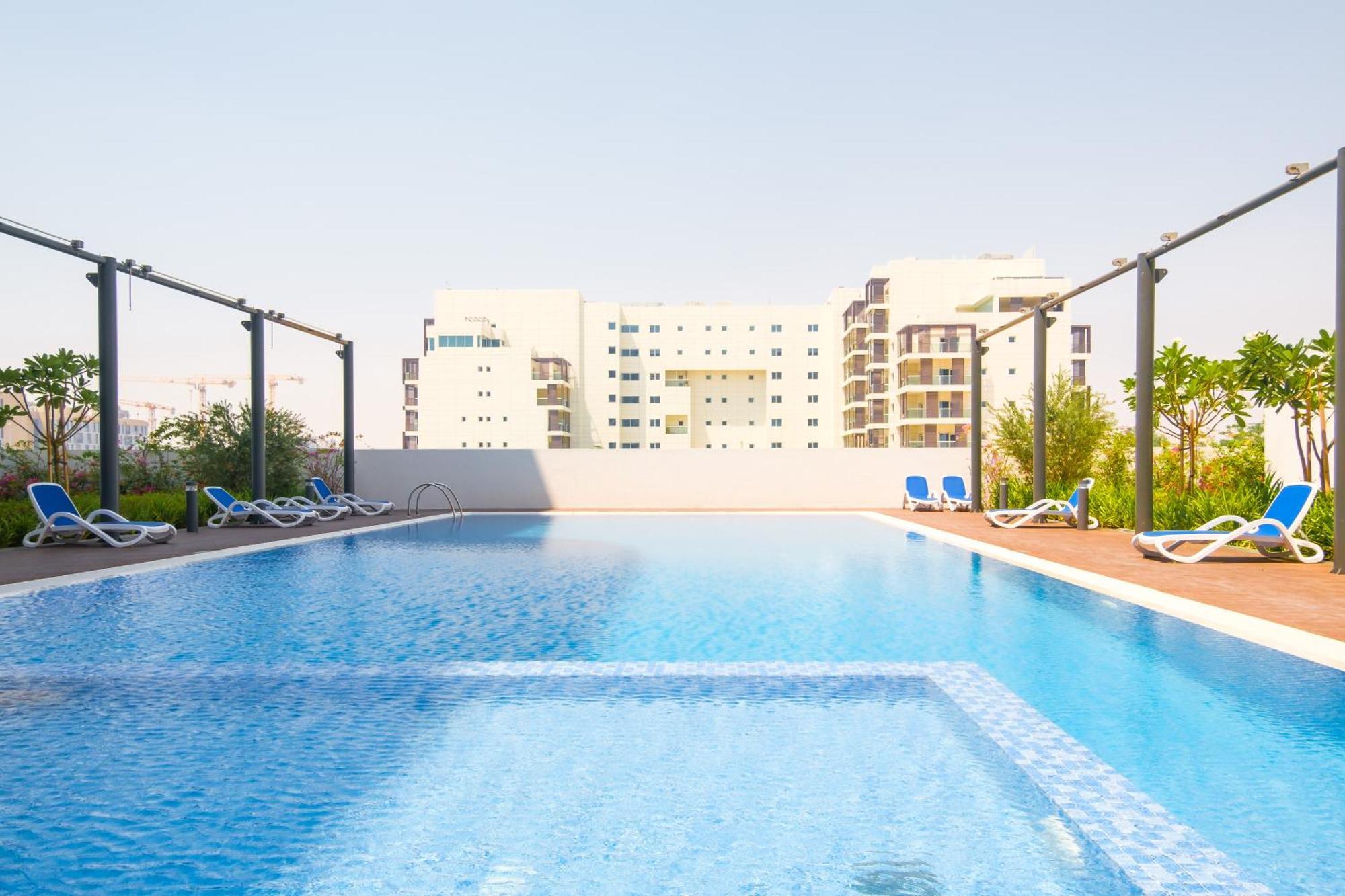 Poolside Charm Apartment Абу Даби Екстериор снимка