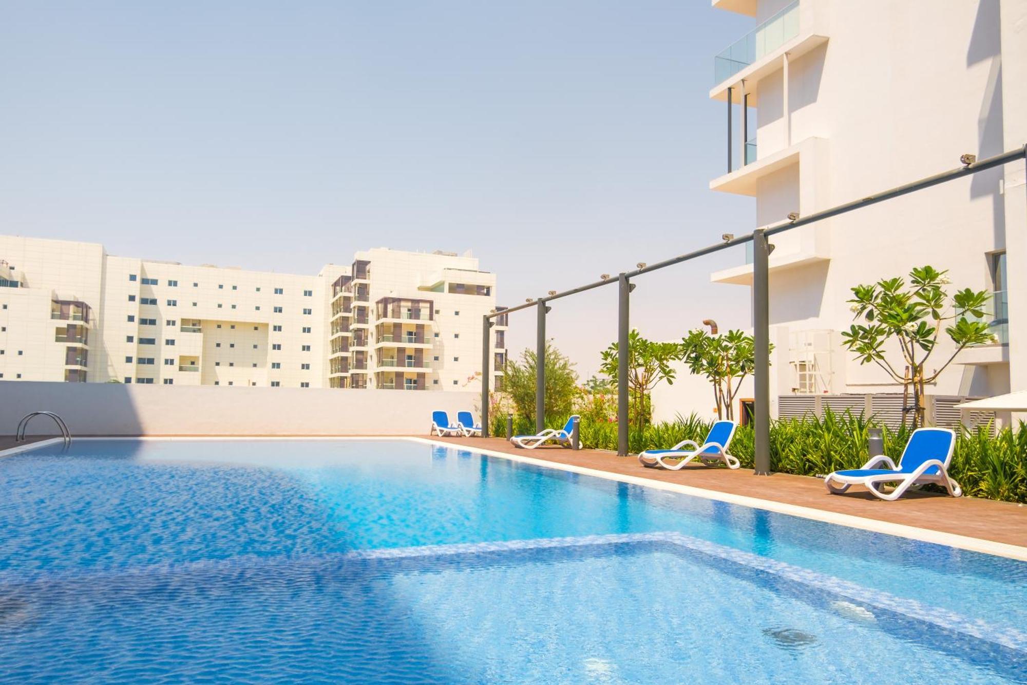 Poolside Charm Apartment Абу Даби Екстериор снимка