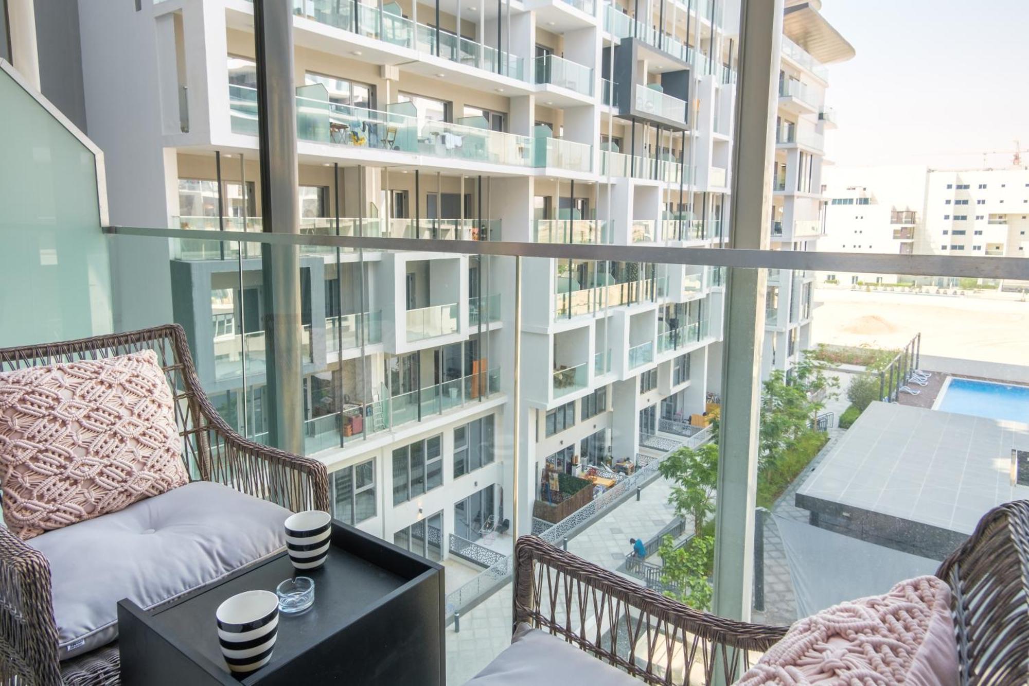 Poolside Charm Apartment Абу Даби Екстериор снимка