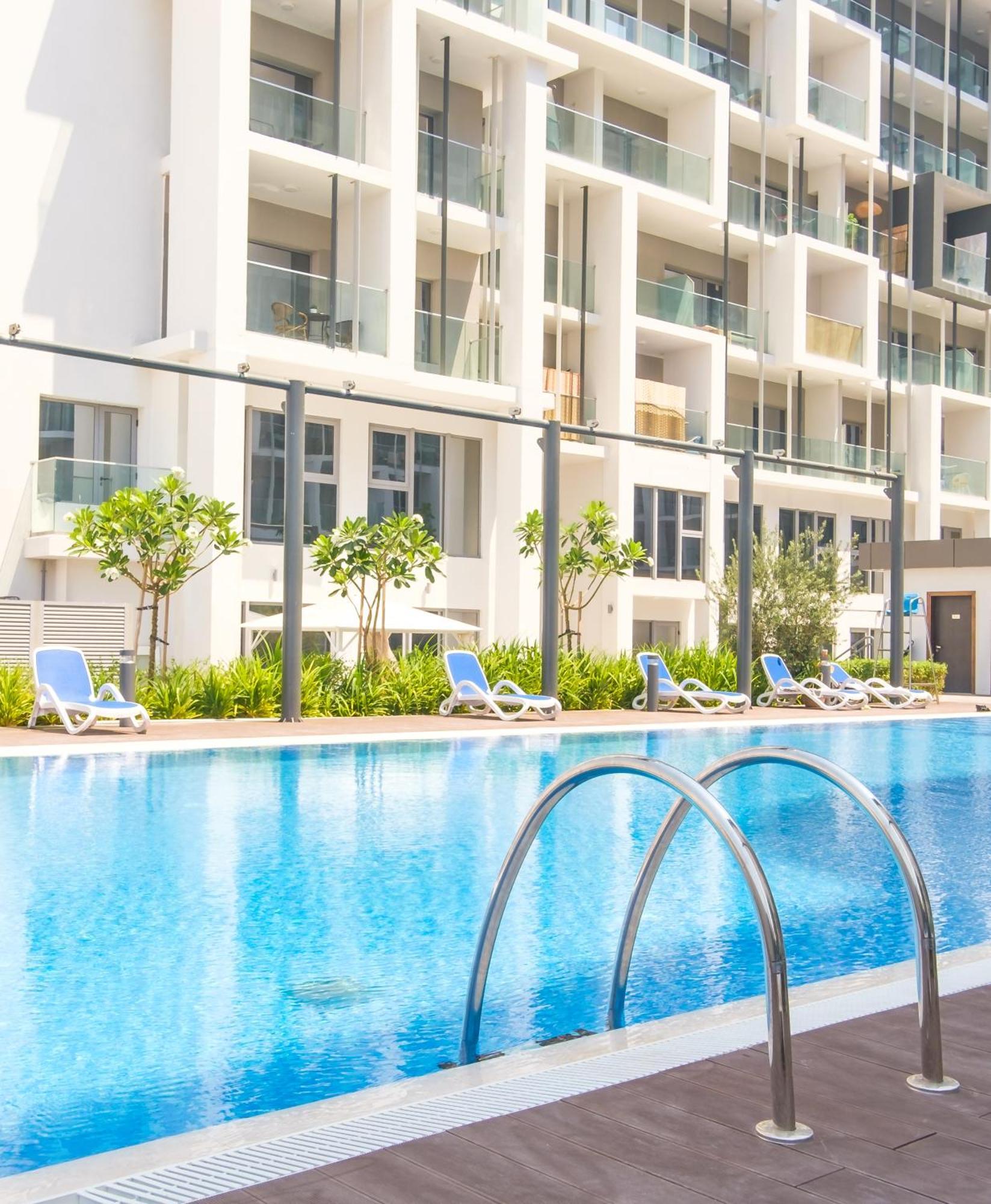 Poolside Charm Apartment Абу Даби Екстериор снимка